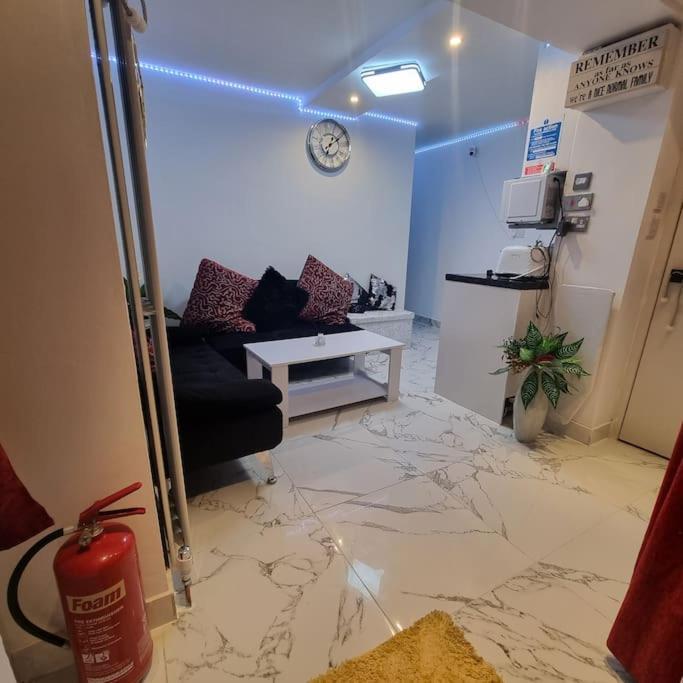 Entire-2 Bedroom Apartment With Driveway,1Free Parking Nottingham Exteriör bild